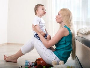 apprendre au bébé ses premiers mots